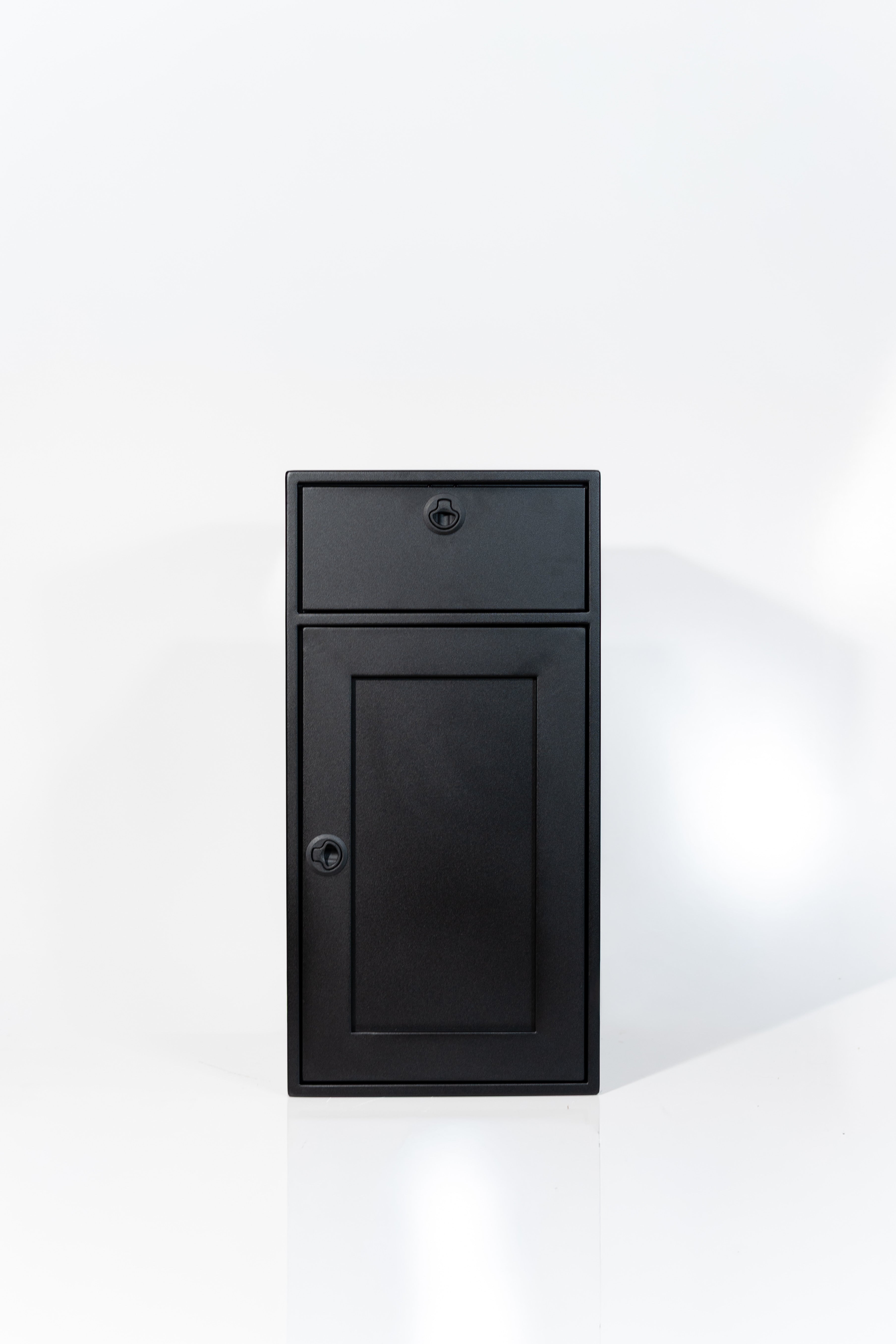 18" Base One Door and One Drawer